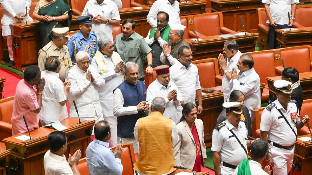 ತಮ್ಮದೇ ಭಾಷಣ ಓದಿ ನಿರ್ಗಮಿಸುತ್ತಿದ್ದ ರಾಜ್ಯಪಾಲರನ್ನು ತಡೆದ ಕಾಂಗ್ರೆಸ್ ಸದಸ್ಯರು