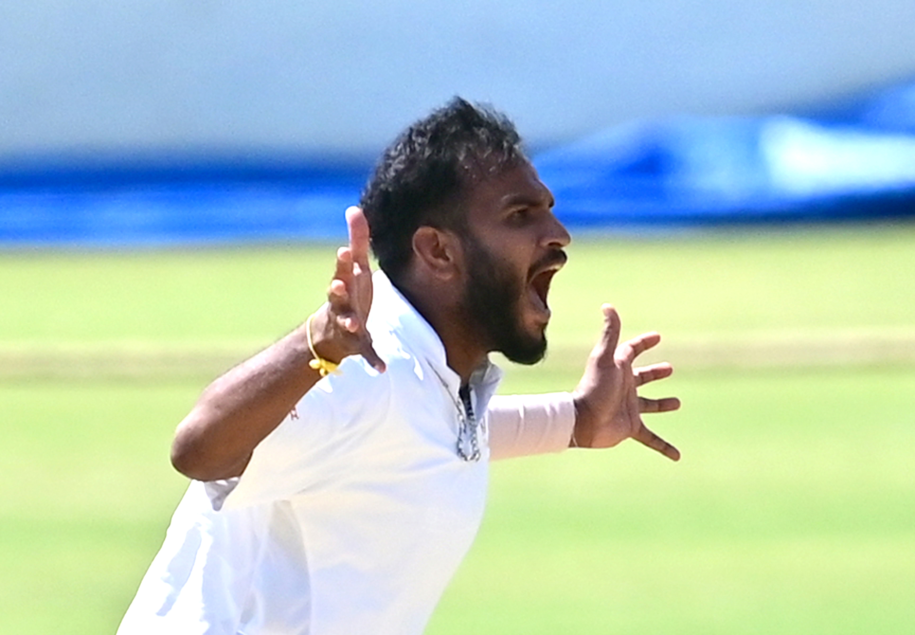 ಬೆಂಗಳೂರು ಹೊರವಲಯದಲ್ಲಿರುವ ಆಲೂರಿನ ಕರ್ನಾಟಕ ರಾಜ್ಯ ಕ್ರಿಕೆಟ್ ಸಂಸ್ಥೆಯ ಕ್ರೀಡಾಂಗಣದಲ್ಲಿ ಗುರುವಾರ ಆರಂಭವಾದ ರಣಜಿ ಟ್ರೋಫಿ ಕ್ರಿಕೆಟ್ ಪಂದ್ಯದಲ್ಲಿ ಮಧ್ಯ ಪ್ರದೇಶದ ಬ್ಯಾಟರ್ ಹಿಮಾಂಶು ಮಂತ್ರಿ ವಿಕೆಟ್ ಪಡೆದು ಸಂಭ್ರಮಿಸಿದ ಕರ್ನಾಟಕದ ವ್ಯಷಕ್ . 