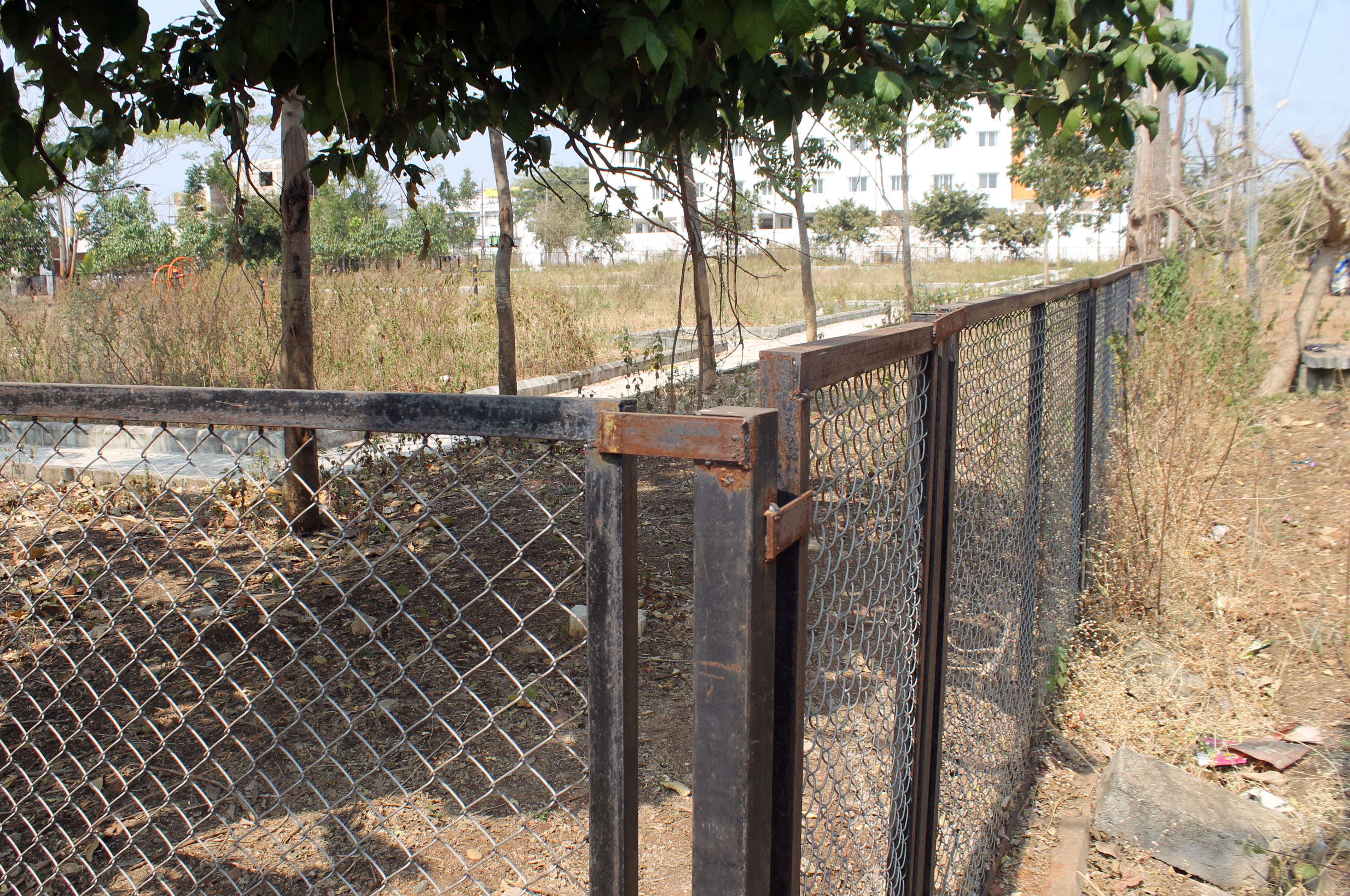 ಹುಬ್ಬಳ್ಳಿಯ ಅಮರಗೋಳದ ಕೆಎಚ್‌ಬಿ ಬಡಾವಣೆಯ 2ನೇ ಹಂತದಲ್ಲಿನ ಉದ್ಯಾನ ಬಳಕೆಗೆ ಯೋಗ್ಯವಾಗಿಲ್ಲ
–ಪ್ರಜಾವಾಣಿ ಚಿತ್ರಗಳು: ಗುರು ಹಬೀಬ