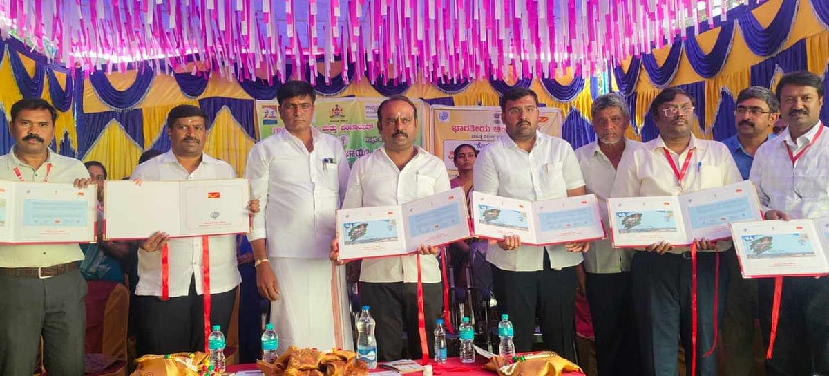 ಮದ್ದೂರು: ಕೊಕ್ಕರೆ ಬೆಳ್ಳೂರು ಮುಖಚಿತ್ರದ ಅಂಚೆ ಲಕೋಟೆ ಬಿಡುಗಡೆ 