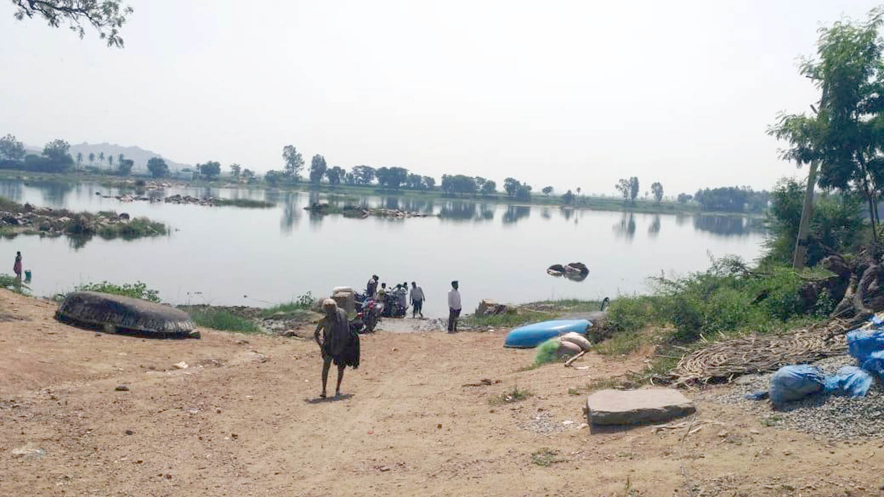 ಸಿಂಧನೂರು ತಾಲ್ಲೂಕಿನ ಸಿಂಗಾಪುರ ಮತ್ತು ಸಿರಗುಪ್ಪ ತಾಲ್ಲೂಕಿನ ನಿಟ್ಟೂರು ಗ್ರಾಮದ ನಡುವಿನ ತುಂಗಭದ್ರಾ ನದಿಗೆ ಸೇತುವೆ ಇಲ್ಲದಿರುವ ದೃಶ್ಯ