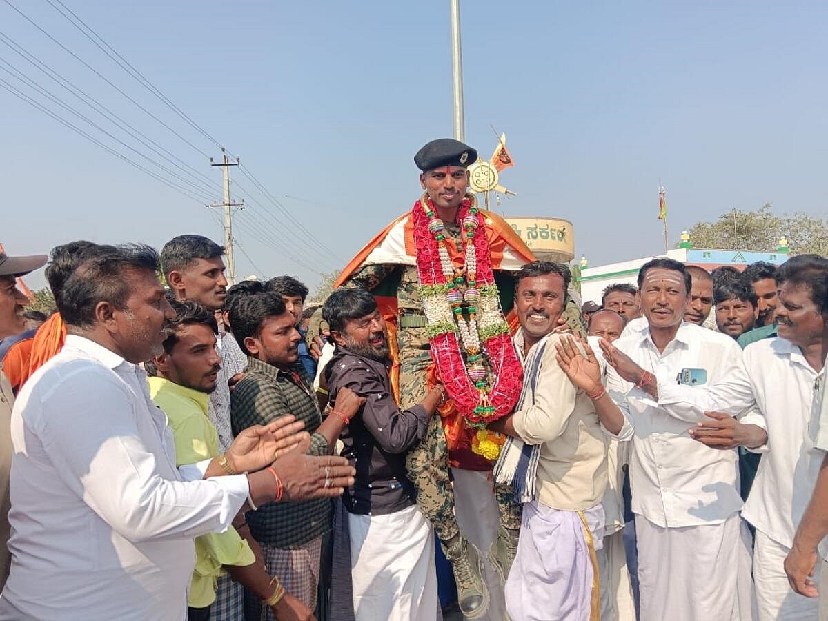 ಕನಕಗಿರಿ‌: ಊರಿಗೆ ಬಂದ ಯೋಧ, ಅದ್ದೂರಿ ಮೆರವಣಿಗೆ