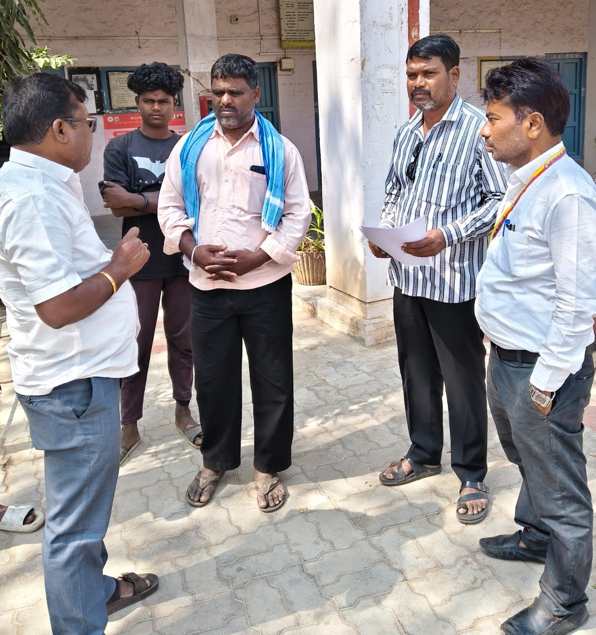 ನರೇಗಲ್‌ ಪಟ್ಟಣ ಪಂಚಾಯಿತಿ ಆವರಣದಲ್ಲಿ ಹಂದಿ ಮಾಲಿಕರಿಗೆ ತಿಳುವಳಿಕೆ ನೀಡುತ್ತಿರುವ ಆರೋಗ್ಯ ಇಲಾಖೆಯ ಅಧಿಕಾರಿಗಳು