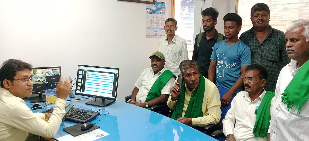 ಹಳೇಬೀಡು: ಜಮೀನು ಆಧಾರ ಖುಲಾಸೆ ಮಾಡಿಕೊಡದ್ದಕ್ಕೆ ಆಕ್ರೋಶ 