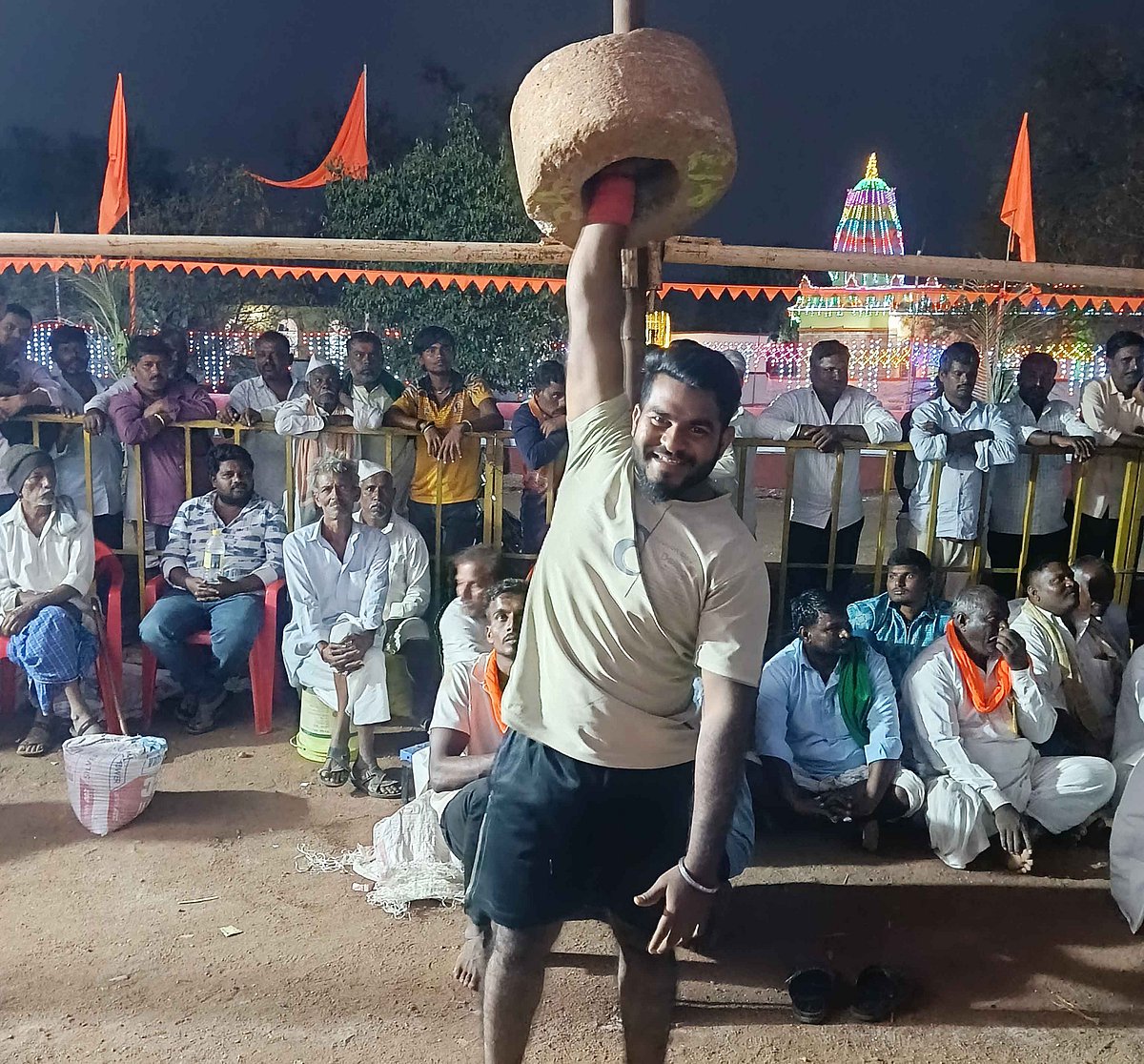 ರಾಂಪುರ| ಸಂಗ್ರಾಣಿ ಕಲ್ಲು ಎತ್ತುವ ಸ್ಪರ್ಧೆ: ರಿಯಾಜ್ ತೋರಗಲ್ ಪ್ರಥಮ