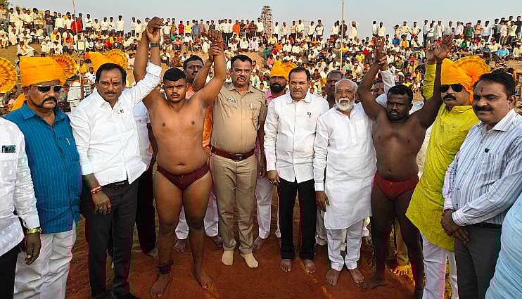 ಚಡಚಣದ ಸಂಗಮೇಶ್ವರ ಜಾನುವಾರು ಜಾತ್ರೆಯಲ್ಲಿ ಜನರ ರಂಜಿಸಿದ ಮಲ್ಲರ ಕಾಳಗ