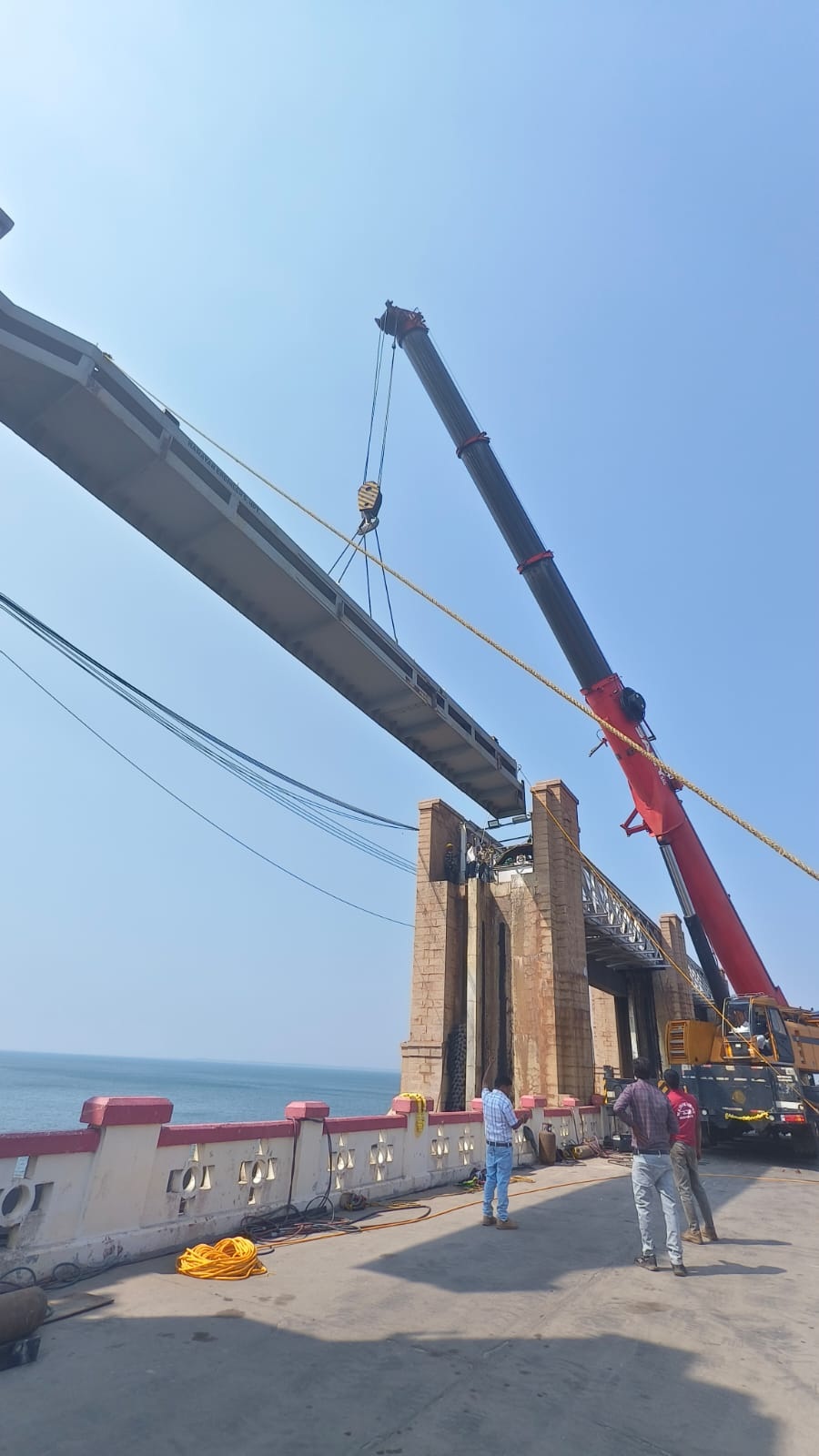 ತುಂಗಭದ್ರಾ ಅಣೆಕಟ್ಟೆಯಲ್ಲಿ 2024ರ ಆಗಸ್ಟ್‌ 10ರಂದು ಕೊಚ್ಚಿಕೊಂಡು ಹೋಗಿದ್ದ 19ನೇ ಕ್ರೆಸ್ಟ್‌ಗೇಟ್ ಇದ್ದ ಸ್ಥಳದಲ್ಲಿ ಅಳವಡಿಸಿದ್ದ ತಾತ್ಕಾಲಿಕ ಗೇಟ್‌ ಅನ್ನು ಅನ್ನು ಗುರುವಾರ ತೆರವುಗೊಳಿಸಲಾಯಿತು. ಇಲ್ಲಿ ಹೊಸ ಗೇಟ್‌ ಶೀಘ್ರ ಅಳವಡಿಕೆಯಾಗಲಿದೆ  