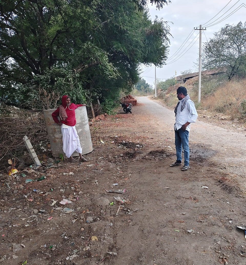 ಔರಾದ್: ಮಾನೂರು ಗ್ರಾಮಸ್ಥರಿಂದ ಬಸ್‌ಗಾಗಿ ದಾರಿ ಸ್ವಚ್ಛತೆ