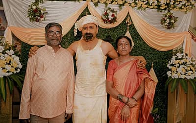 ಅಪ್ಪ ಅಮ್ಮನ ಜೊತೆ ಮೆಹೆಂದಿ ಶಾಸ್ತ್ರ ಹಾಗೂ ಹಳದಿ ಶಾಸ್ತ್ರವನ್ನು ಮಂಜು ಸಂಭ್ರಮದಿಂದ ಆಚರಿಸಿಕೊಂಡಿದ್ದಾರೆ.