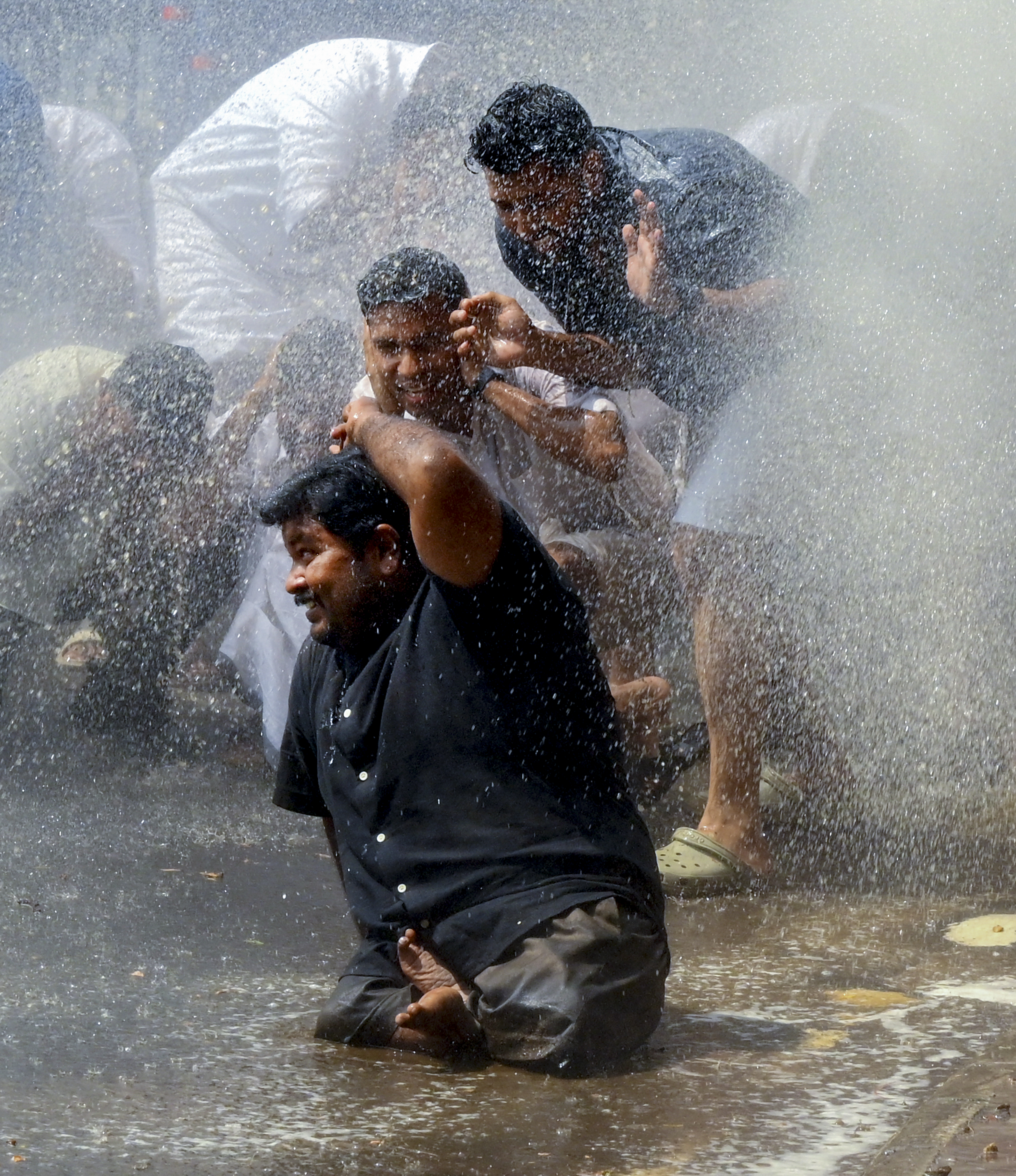 ದೇವಸ್ವಂ ಸಚಿವ ವಿ.ಎನ್‌. ವಾಸವನ್‌ ರಾಜೀನಾಮೆಗೆ ಒತ್ತಾಯಿಸಿ ತಿರುವನಂತಪುರದ ‘ನಿಯಮಸಭಾ’ ಬಳಿ ಪ್ರತಿಭಟಿಸುತ್ತಿದ್ದ ಕಾಂಗ್ರೆಸ್‌ ಕಾರ್ಯಕರ್ತರನ್ನು ಚದುರಿಸಲು ಪೊಲೀಸರು ಜಲಫಿರಂಗಿ ಪ್ರಯೋಗಿಸಿದರು