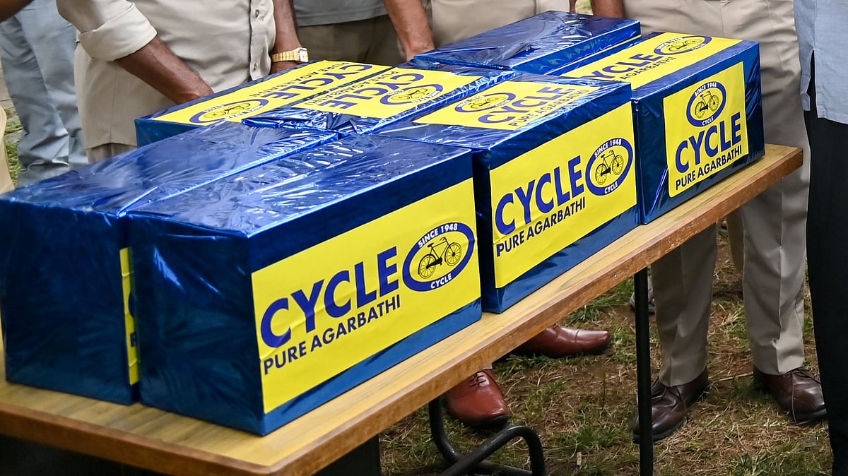 ರಾಷ್ಟ್ರೀಯ ಚಾಲಕರ ದಿನಾಚರಣೆ: ಏರ್‌ಫ್ರೆಶ್‌ನರ್‌ ವಿತರಣೆ