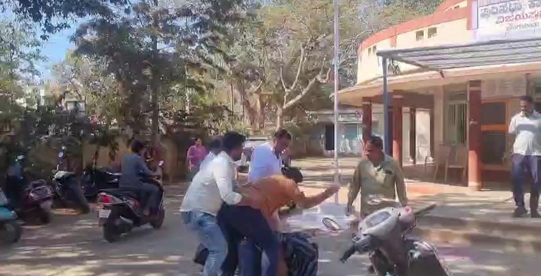 ವಿಜಯಪುರ ಪುರಸಭೆ ಆವರಣದಲ್ಲಿ ಜೆಡಿಎಸ್ ಮುಖಂಡನ ಮೇಲೆ ಹಲ್ಲೆ 
