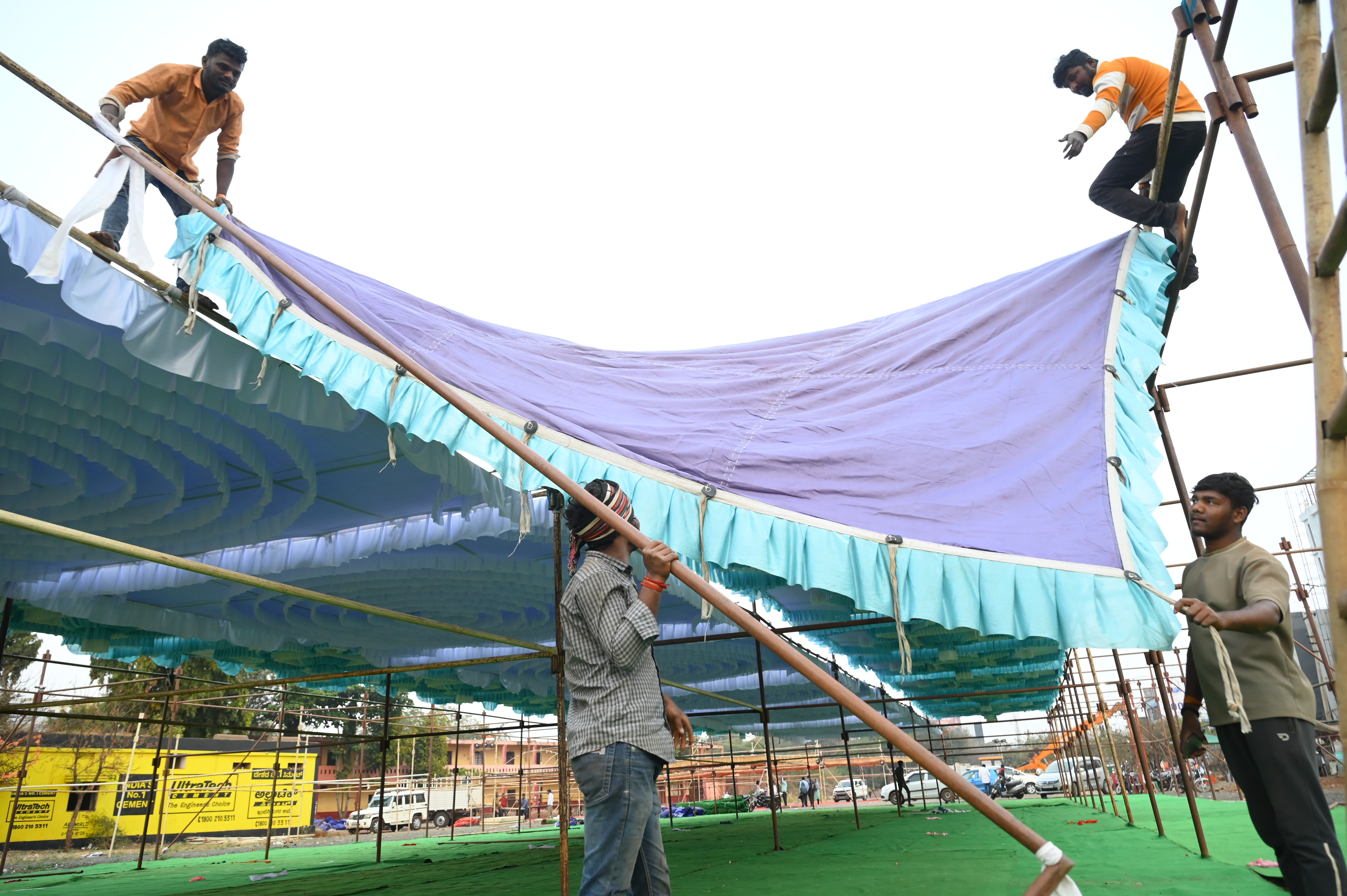 ಪುಸ್ತಕ ಸಂತೆ ನಡೆಯಲಿರುವ ಬೀದರ್‌ನ ಸಾಯಿ ಶಾಲೆ ಮೈದಾನದಲ್ಲಿ ಗುರುವಾರ ಪೆಂಡಾಲ್‌ ಹಾಕುವ ಕಾರ್ಯ ನಡೆಯಿತು