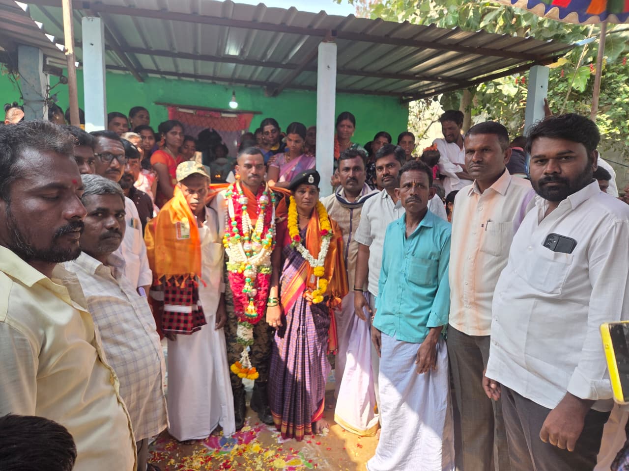 ಕನಕಗಿರಿ‌ ಸಮೀಪದ ಹಿರೇಡಂಕನಕಲ್ ಗ್ರಾಮಸ್ಥರು‌ ಗಡಿ ಭದ್ರತಾ ಪಡೆಯ ಯೋಧ‌ ಭೀಮೇಶ ಹಾಗೂ ಅವರ ತಂದೆ ತಾಯಿ ಅವರನ್ನು ಸನ್ಮಾನಿಸಿದರು