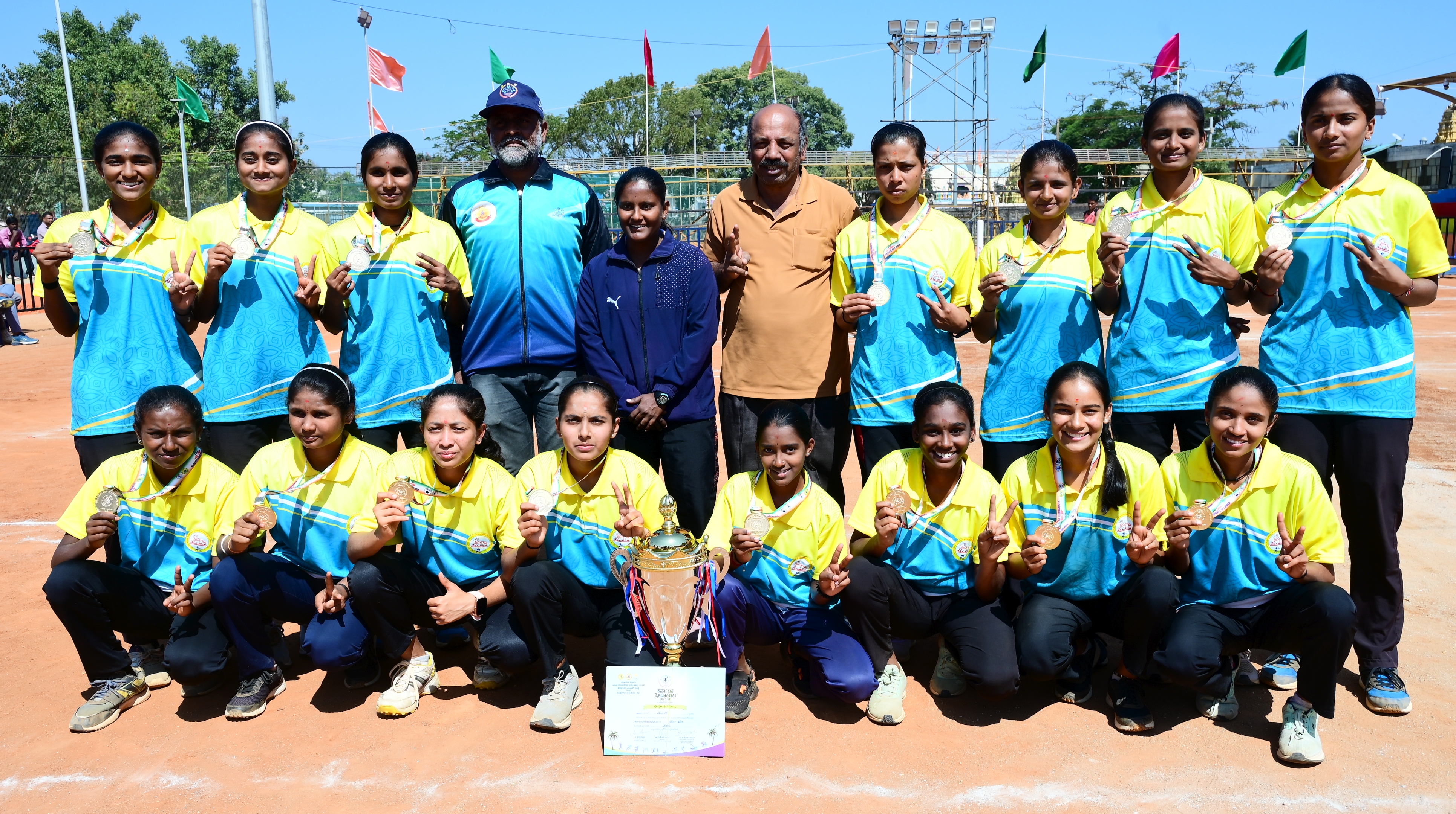 ತುಮಕೂರಿನಲ್ಲಿ ಗುರುವಾರ ನಡೆದ ರಾಜ್ಯ ಒಲಿಂಪಿಕ್ಸ್‌ ಕ್ರೀಡಾಕೂಟದ ಕೊಕ್ಕೊ ಪಂದ್ಯಾವಳಿಯ ಮಹಿಳೆಯರ ವಿಭಾಗದಲ್ಲಿ ಮೈಸೂರು ತಂಡ ಚಿನ್ನದ ಪದಕ ಪಡೆಯಿತು. ಆಟಗಾರ್ತಿಯರಾದ ನಿಸರ್ಗ ನಿಹಾರಿಕ ಮಾನಸ ಸಂಗೀತ ದಿವ್ಯಾ ವಿಜಯಲಕ್ಷ್ಮಿ ಮಾದಲಾಂಬಿಕಾ ವೈಷ್ಣವಿ ವರ್ಷಿತಾ ವಿದ್ಯಾ ವಿನುತಾ ಚೈತ್ರಾ ಮೋನಿಕಾ ಪೂಜಾ ಇತರರು ಉಪಸ್ಥಿತರಿದ್ದರು