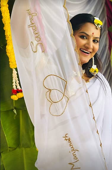 ಮಂಜು ಕೈ ಹಿಡಿಯಲಿರುವ ಸಾಯಿ ಸಂಧ್ಯಾ ಅವರ ಮನೆಯಲ್ಲೂ ಹಳದಿ  ಶಾಸ್ತ್ರ ರಂಗೇರಿದೆ.