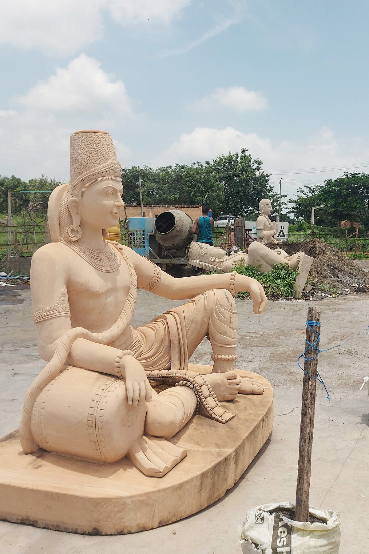 ಬಾದಾಮಿ: ಅನಾಥವಾದ ಶಿಲಾ ಮೂರ್ತಿಗಳು