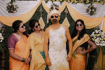 ನಟ ಉಗ್ರಂ ಮಂಜು ಮನೆಯಲ್ಲಿ ಈಗಾಗಲೇ ಮದುವೆ ಕಾರ್ಯಕ್ರಮಗಳು ಆರಂಭಗೊಂಡಿದ್ದು, ನಿನ್ನೆ ಅರಿಶಿಣ ಹಾಗೂ ಮೆಹೆಂದಿ ಶಾಸ್ತ್ರಗಳು ನಡೆದಿವೆ.