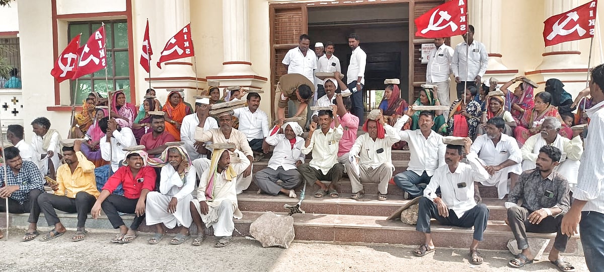 ಜೇವರ್ಗಿ: ತಲೆ ಮೇಲೆ ಕಲ್ಲು ಹೊತ್ತು ಪ್ರತಿಭಟನೆ