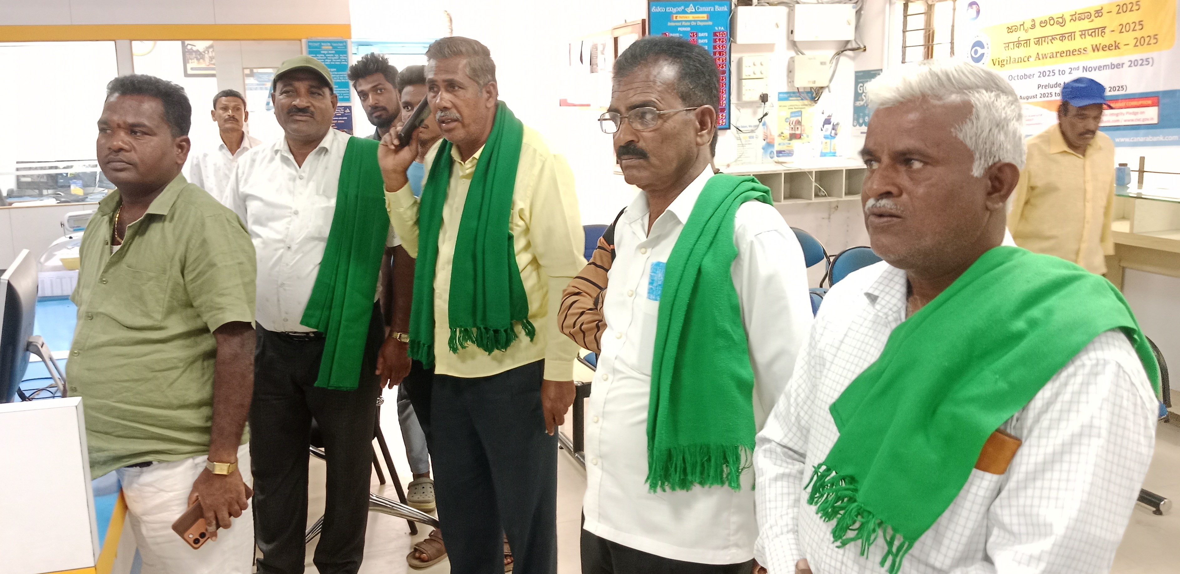 ಸಾಲ ಮರುಪಾವತಿ ಮಾಡಿದ ರೈತರಿಗೆ ಜಮೀನು ಆಧಾರ ಖುಲಾಸೆ ಮಾಡಿಕೊಡಿ ಎಂದು ಆಗ್ರಹಿಸಿ ಗುರುವಾರ ರೈತ ಸಂಘದವರು ಹಳೇಬೀಡಿನ ಕೆನರಾ ಬ್ಯಾಂಕ್‌ ಖಾತೆಯಲ್ಲಿ ಪ್ರತಿಭಟನೆ ನಡೆಸಿದರು. 