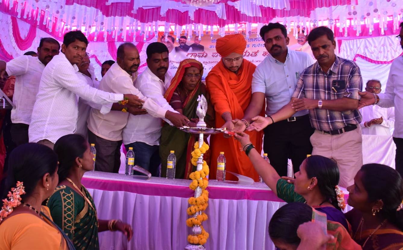 ಗುಳೇದಗುಡ್ಡ ತಾಲ್ಲೂಕಿನ  ಹಳದೂರ ಗ್ರಾ.ಪಂ. ವ್ಯಾಪ್ತಿಯ ಅಲ್ಲೂರ ಎಸ್ ಪಿ  ಗ್ರಾಮದಲ್ಲಿ ಮಹಾತ್ಮ ಗಾಂಧಿ ರಾಷ್ಟ್ರೀಯ ಗ್ರಾಮೀಣ ಉದ್ಯೋಗ ಖಾತರಿ ಯೋಜನೆಯಡಿ ನಿರ್ಮಿಸಲಾದ  ಸಂಜೀವಿನಿ ಕಟ್ಟಡವನ್ನು ತಾಲ್ಲೂಕು ಪಂಚಾಯತ್ ಇಓ ಮಲ್ಲಿಕಾರ್ಜುನ ಬಡಿಗೇರ ಉದ್ಘಾಟಿಸಿದರು.