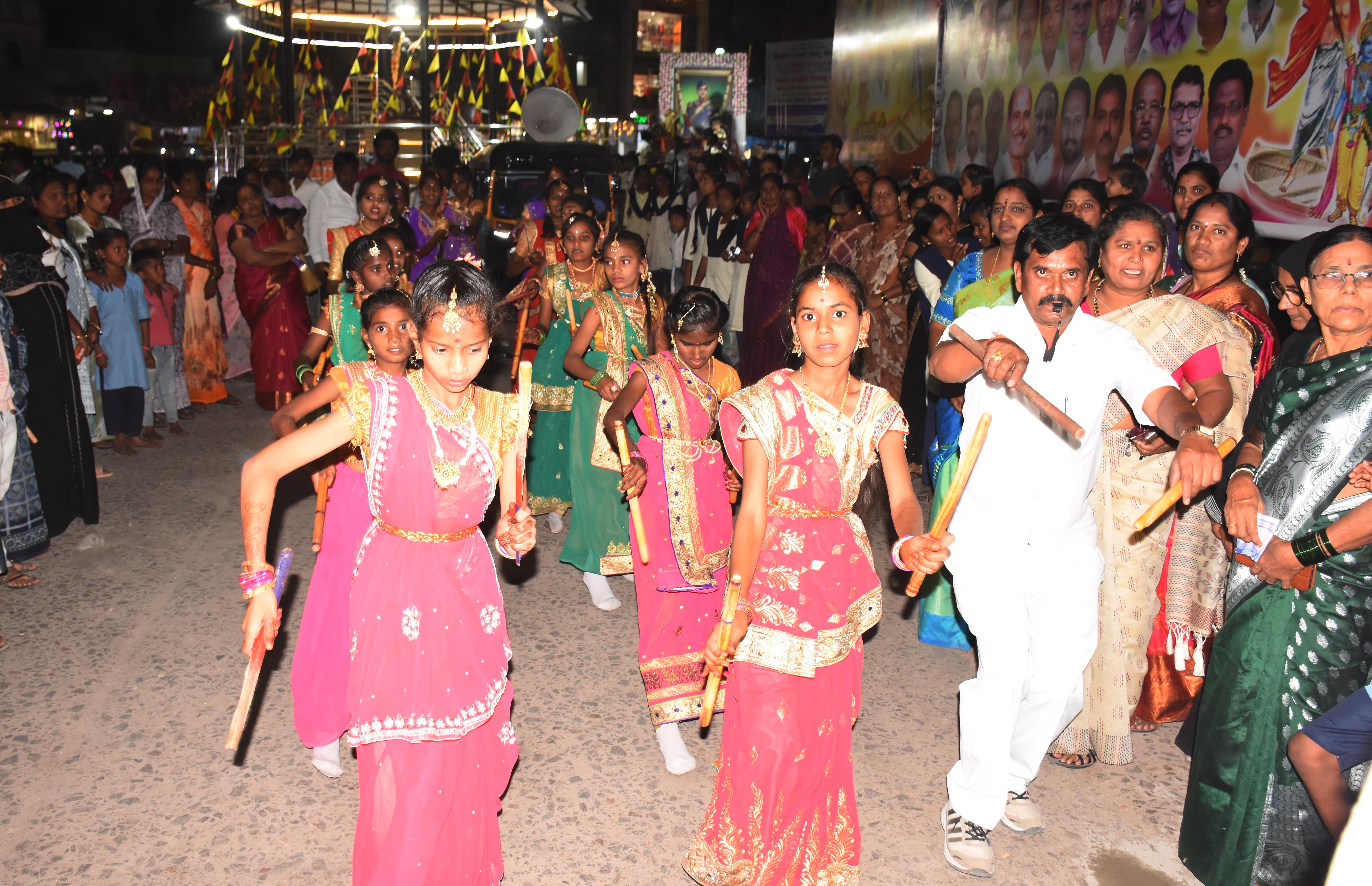 ಯಾದಗಿರಿಯಲ್ಲಿ ಶುಕ್ರವಾರ ನೇತಾಜಿ ಸುಭಾಷ ಚಂದ್ರ ಬೋಸ್ ಅವರ ಭಾವಚಿತ್ರದ ಮೆರವಣಿಗೆಯಲ್ಲಿ ಕೋಲಾಟ ಪ್ರದರ್ಶಿಸಿದ ಮಕ್ಕಳು