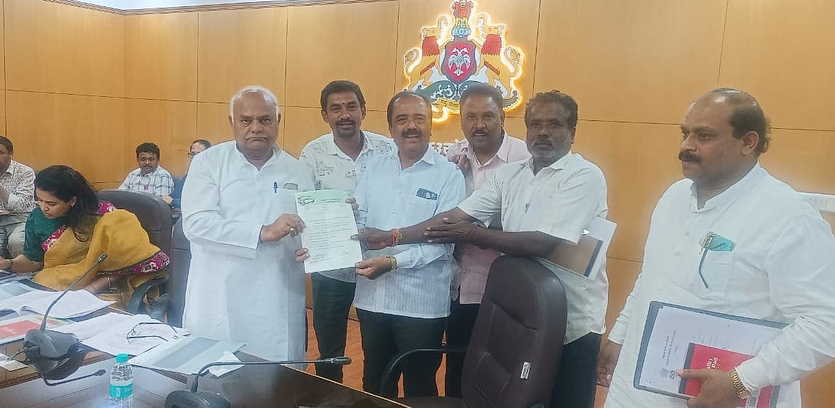 ದೊಡ್ಡಬಳ್ಳಾಪುರ | ನೂತನ ಜವಳಿ ನೀತಿ: ನೇಕಾರ ಸಮಸ್ಯೆ ಪರಿಹಾರಕ್ಕೆ ಮನವಿ