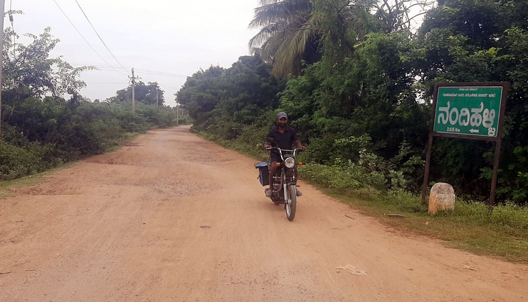 ನಂದಿಹಳ್ಳಿ ಸಂಪರ್ಕ ರಸ್ತೆಯಲ್ಲಿ ಡಾಂಬಾರ್ ಪದರು ಕಿತ್ತು ಗುಂಡಿ ಬಿದ್ದಿರುವುದು