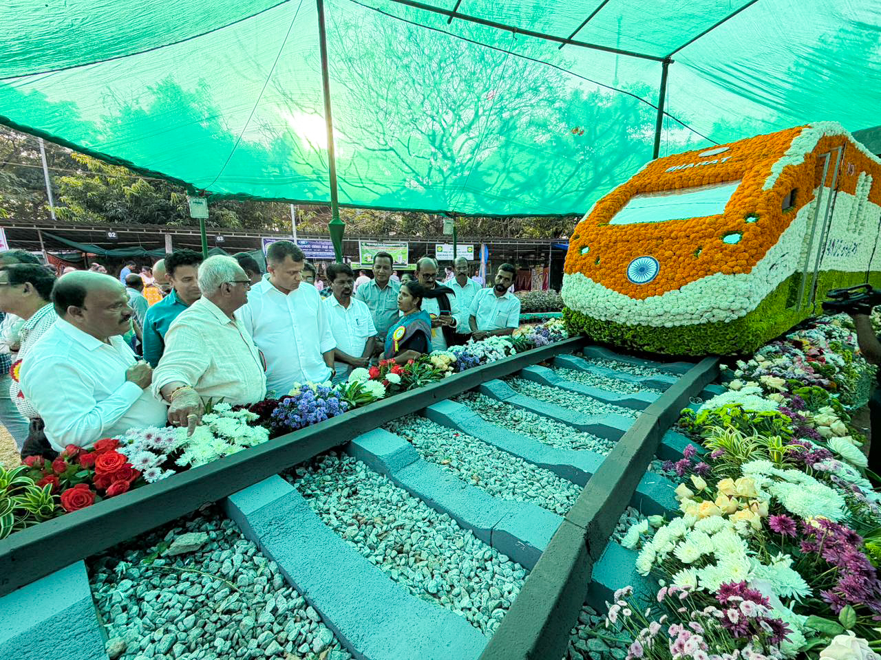 ಫಲ ಫುಷ್ಪ ಪ್ರದರ್ಶನ ಉದ್ಘಾಟಿಸಿದ ಸಂಸದ ಕ್ಯಾಪ್ಟನ್ ಬ್ರಿಜೇಶ್ ಚೌಟ ವಂದೇ ಭಾರತ್ ರೈಲಿನ ಮಾದರಿ ವೀಕ್ಷಿಸಿದರು  ಪ್ರಜಾವಾಣಿ ಚಿತ್ರ
