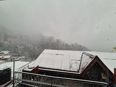 ಮನೆಯಗಳ ಮೇಲ್ಛಾವಣಿಗಳನ್ನು ಹಿಮ ಆವರಿಸಿದ್ದು, ಬಿಳಿಯ ಗುಡ್ಡದಂತೆ ಕಾಣಿಸುತ್ತಿದೆ