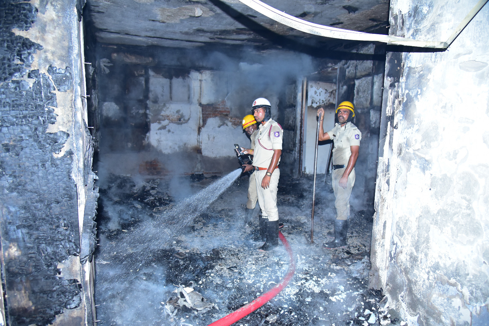 ಜನಾರ್ದನ ರೆಡ್ಡಿ ಅವರ ಮಾಡಲ್‌ ಹೌಸ್‌ಗೆ ಹೊತ್ತಿದ್ದ ಬೆಂಕಿಯನ್ನು ನಂದಿಸಿದ ಅಗ್ನಿಶಾಮಕ ಸಿಬ್ಬಂದಿ 