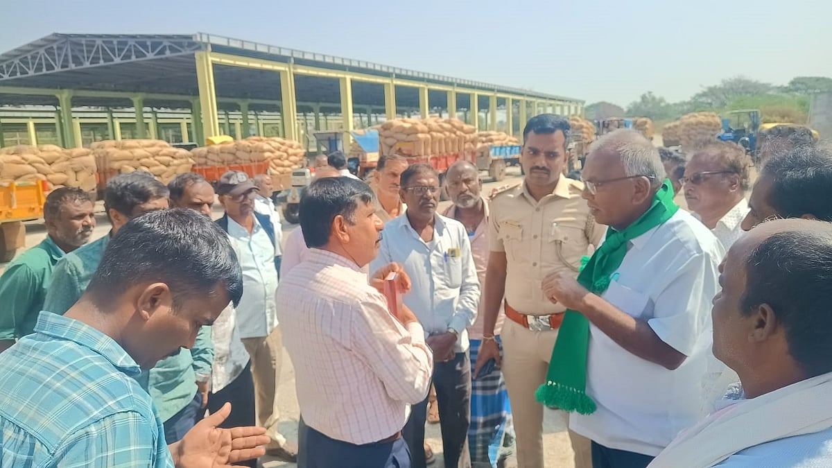 ದಾವಣಗೆರೆ | ಮೆಕ್ಕೆಜೋಳ ಖರೀದಿಗೆ ರೈತರ ಪಟ್ಟು, ಪ್ರತಿಭಟನೆ