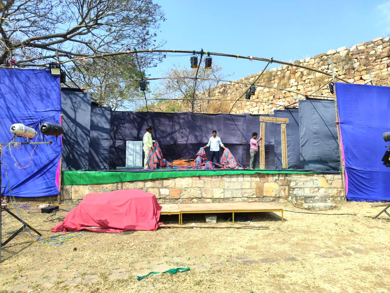 23-ಸವದತ್ತಿ-01ಬಿ: ಪರಸಗಡ ನಾಟಕೋತ್ಸವಕ್ಕೆ ಸಿದ್ಧಗೊಳ್ಳುತ್ತಿರುವ ರಂಗ ವೇದಿಕೆ.