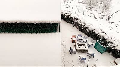 ಮನೆಯ ಹೊರಭಾಗದಲ್ಲಿ ಸಂಪೂರ್ಣವಾಗಿ ಹಿಮ ಆವರಿಸಿಕೊಂಡಿರುವ ಫೋಟೊಗಳನ್ನು ಎಕ್ಸ್‌ ಬಳಕೆದಾರರೊಬ್ಬರು ಹಂಚಿಕೊಂಡಿದ್ದಾರೆ. 