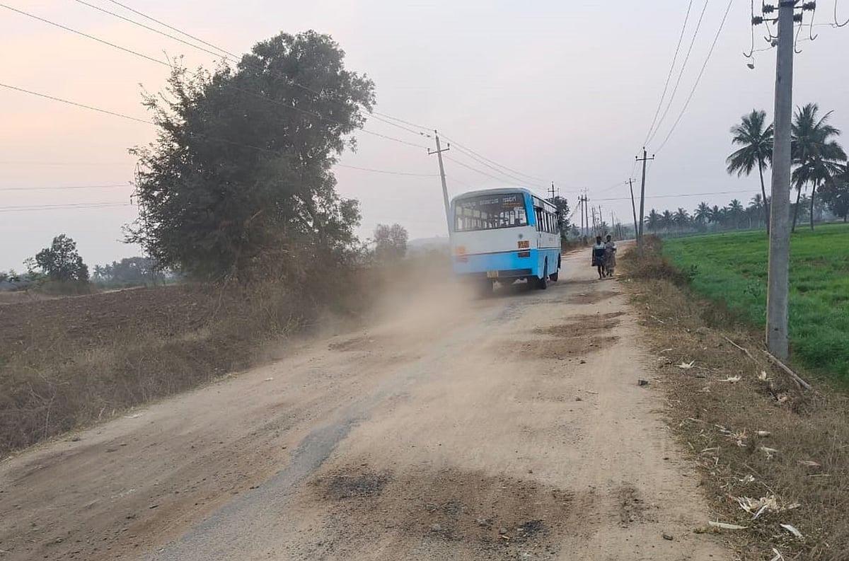 ನಂದಿಹಳ್ಳಿ ರಸ್ತೆ ಹಾಳು | ವಾಹನಗಳ ಹಿಂದೆ ಚಿಮ್ಮುವ ದೂಳು: ತಪ್ಪದ ಗೋಳು