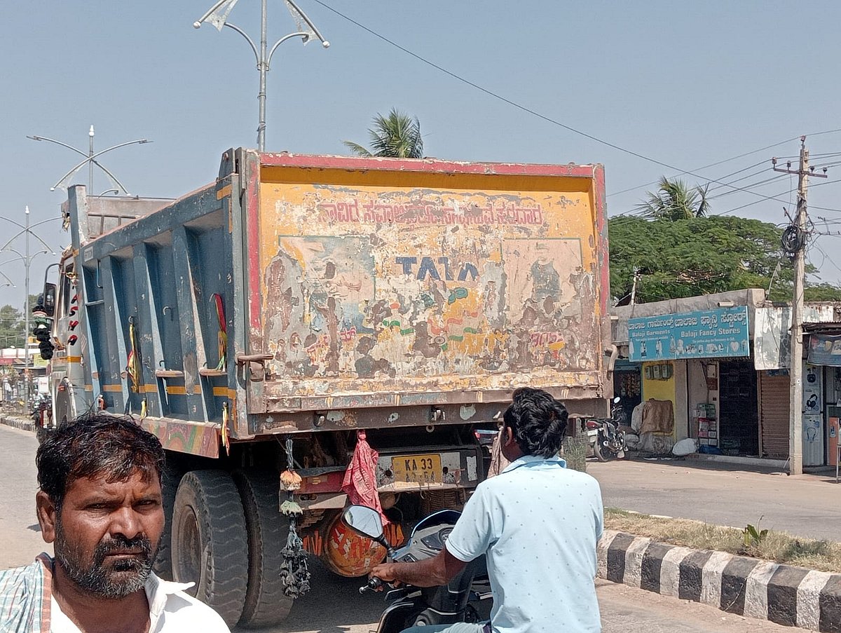 ಕುಕನೂರು: ದೂಳು–ಹೊಗೆಯಿಂದ ಜನರ ಪರದಾಟ