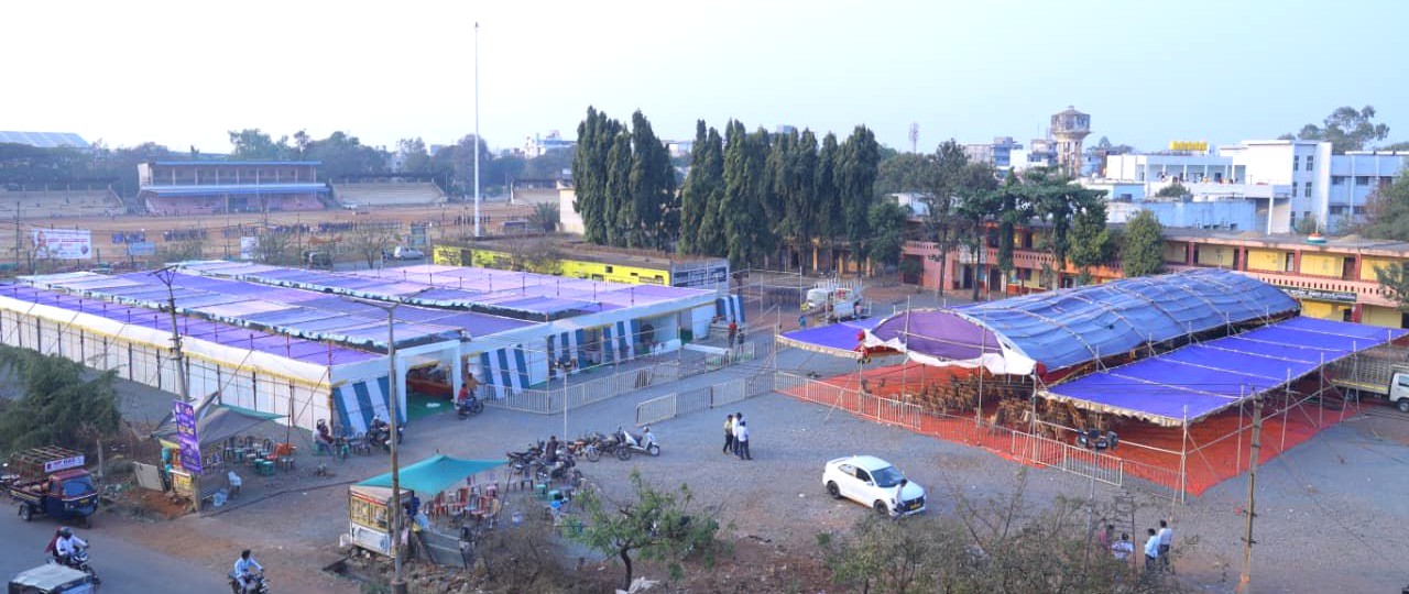 ಪುಸ್ತಕ ಸಂತೆ ನಡೆಯಲಿರುವ ಬೀದರ್‌ನ ಸಾಯಿ ಶಾಲೆಯ ಆವರಣದಲ್ಲಿ ಪೆಂಡಾಲ್‌ ಹಾಕಿರುವುದು