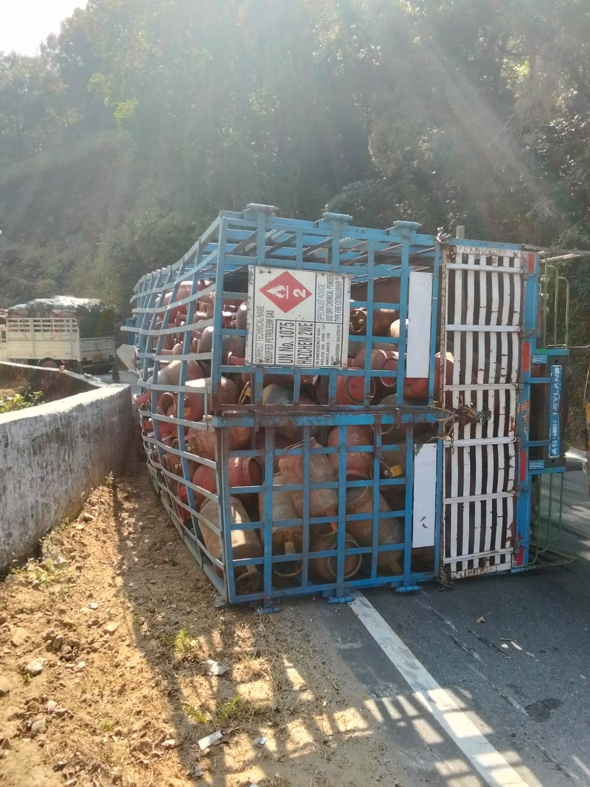 ಮೂಡಿಗೆರೆ ತಾಲ್ಲೂಕಿನ ಚಾರ್ಮಾಡಿ‌ ಘಾಟಿಯಲ್ಲಿ ಶುಕ್ರವಾರ ಗ್ಯಾಸ್ ಸಾಗಾಟದ ಲಾರಿಯೊಂದು ಪಲ್ಟಿಯಾಗಿ ಸಂಚಾರಕ್ಕೆ ಅಡ್ಡಿಯಾಗಿತ್ತು