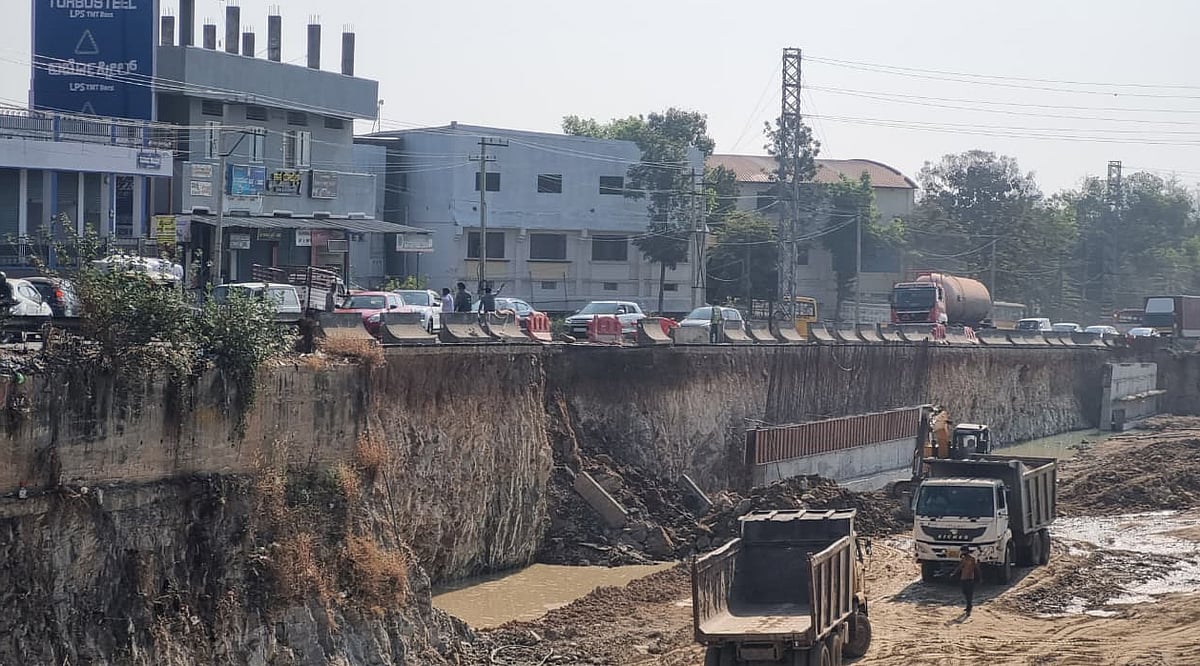 ಶಿಮುಲ್ ಎದುರುಗಡೆ ಮತ್ತೊಮ್ಮೆ ಭೂಕುಸಿತ: ಹೆದ್ದಾರಿ ಕಾಮಗಾರಿ ವಿಳಂಬಕ್ಕೆ ಆಕ್ರೋಶ