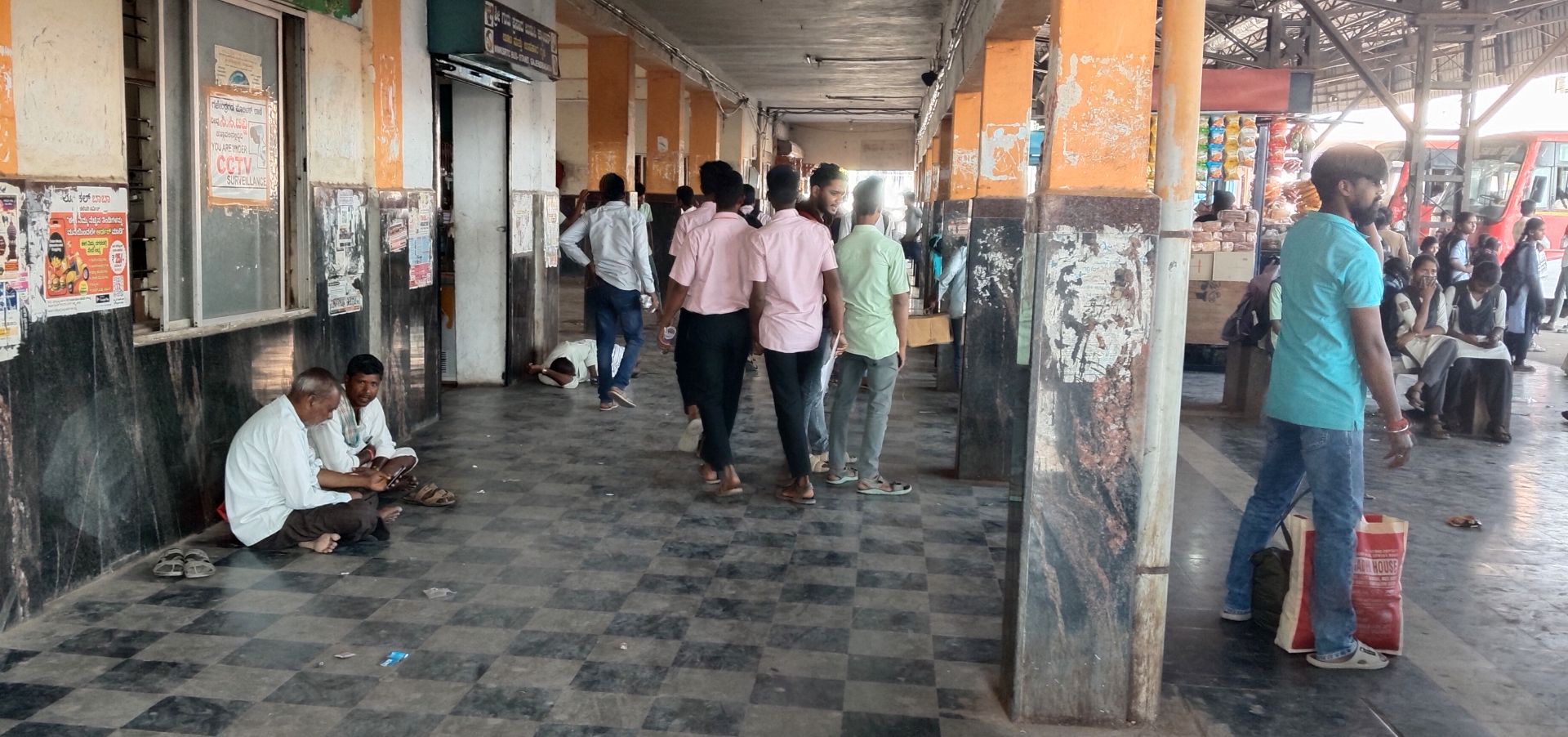 ಗಜೇಂದ್ರಗಡದ ಬಸ್‌ ನಿಲ್ದಾಣದಲ್ಲಿ ಸಮರ್ಪಕ ಆಸನಗಳ ವ್ಯವಸ್ಥೆಯಿಲ್ಲದ ಕಾರಣ ನೆಲದ ಮೇಲೆ ಕುಳಿತಿರುವ ಪ್ರಯಾಣಿಕರು