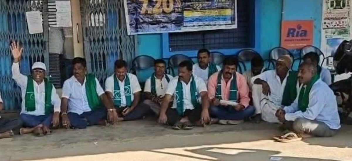 ಬೆಟ್ಟದಪುರ | ನಗದು ಪಾವತಿಯಲ್ಲಿ ಲೋಪ: ಕೆನರಾ ಬ್ಯಾಂಕ್ ವಿರುದ್ಧ ರೈತರ ಪ್ರತಿಭಟನೆ