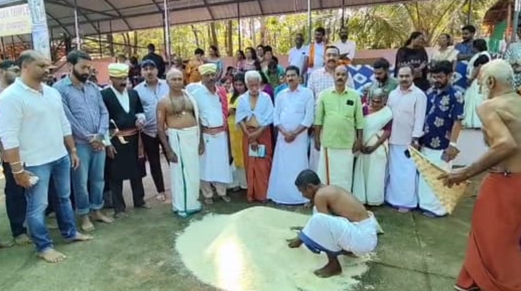 ವಿರಾಜಪೇಟೆಯಲ್ಲಿ ಬೈತೂರು ಉತ್ಸವದ ಅಂಗವಾಗಿ ಗುರುವಾರ ಅಕ್ಕಿ ಅಳೆಯುವ ವಿಧಿವಿಧಾನ ನಡೆಸಲಾಯಿತು.