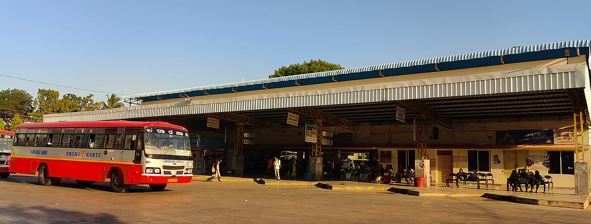 ಕೊರಟಗೆರೆ: ನಾಮಫಲಕವಿಲ್ಲದ ಸರ್ಕಾರಿ ಬಸ್ ನಿಲ್ದಾಣ