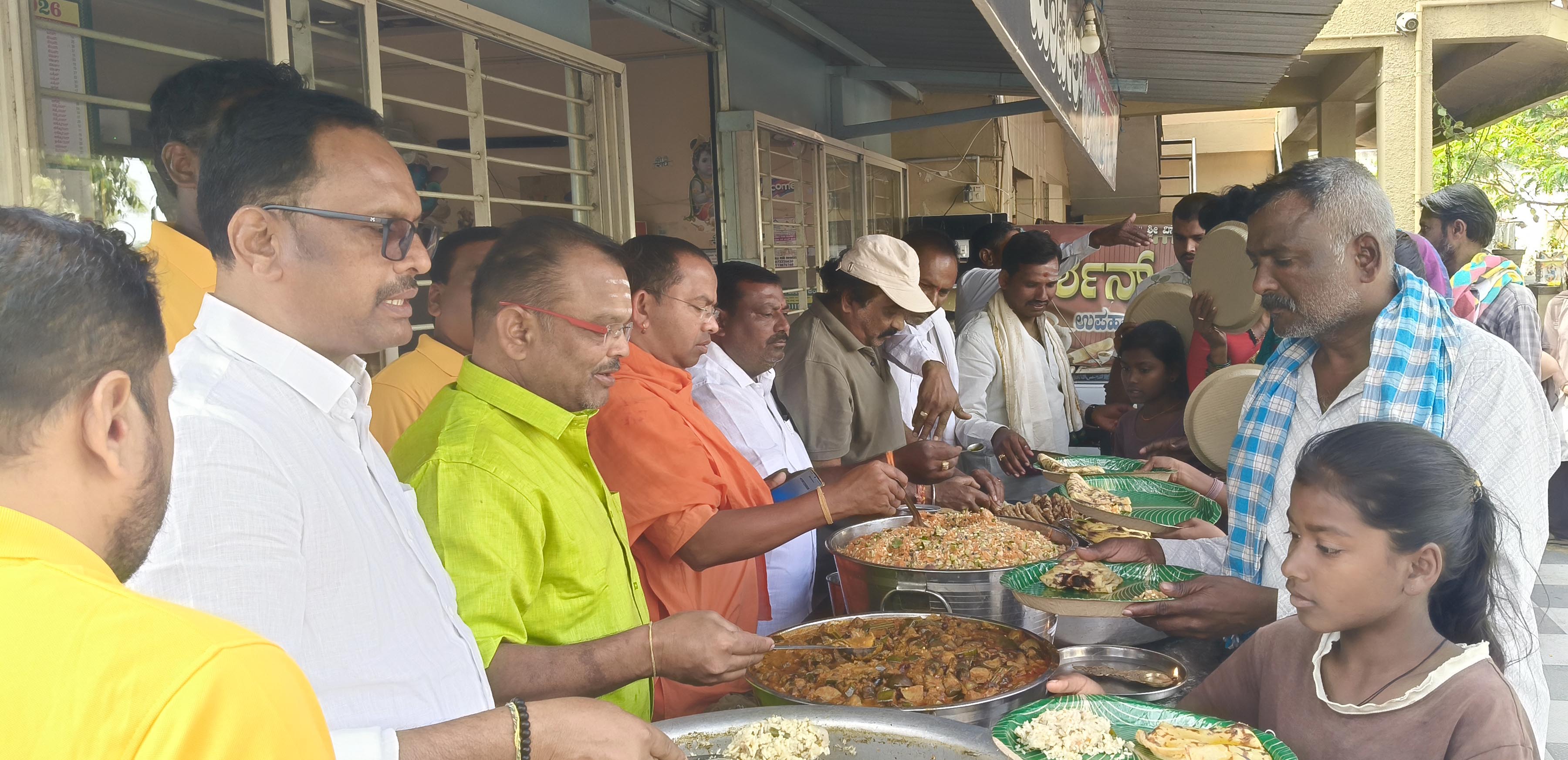 ಹಗರಿಬೊಮ್ಮನಹಳ್ಳಿಯಲ್ಲಿ ಶ್ರೀವೆಂಕಟೇಶ್ವರ ರಥೋತ್ಸವ ಹಿನ್ನೆಲೆಯಲ್ಲಿ ದರ್ಶನ್ ಹೋಟೆಲ್ ಮಾಲೀಕ ಎಸ್.ಎಂ.ಗಂಗಾಧರ ಸಾವಿರಾರು ಜನರಿಗೆ ಉಚಿತವಾಗಿ ಹೋಳಿಗೆ ಊಟ ವಿತರಿಸಿದರು