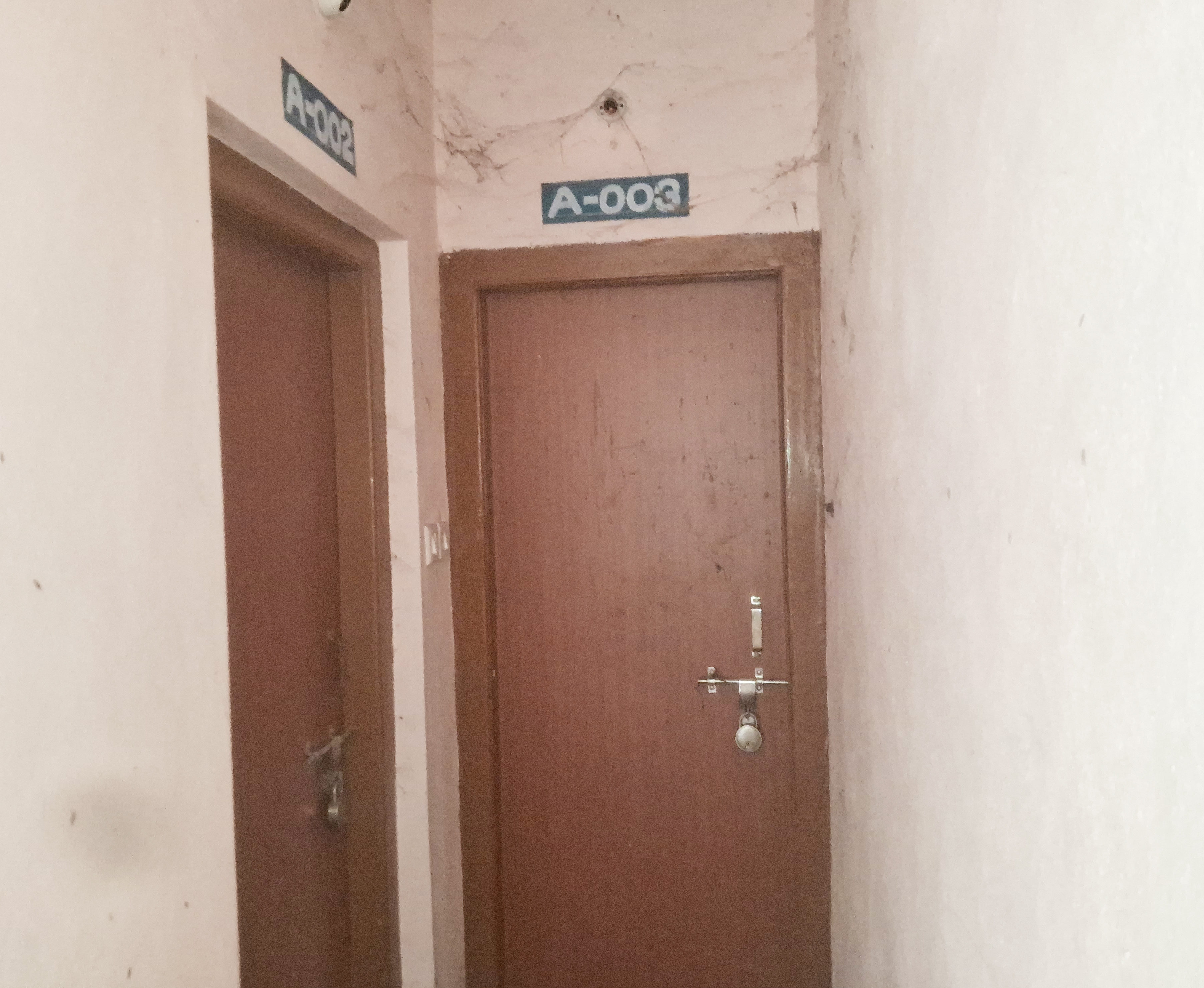 ಹಸ್ತಾಂತರದ ನಂತರವೂ ಬೀಗ ತೆಗೆಯದ ಮನೆಗಳು