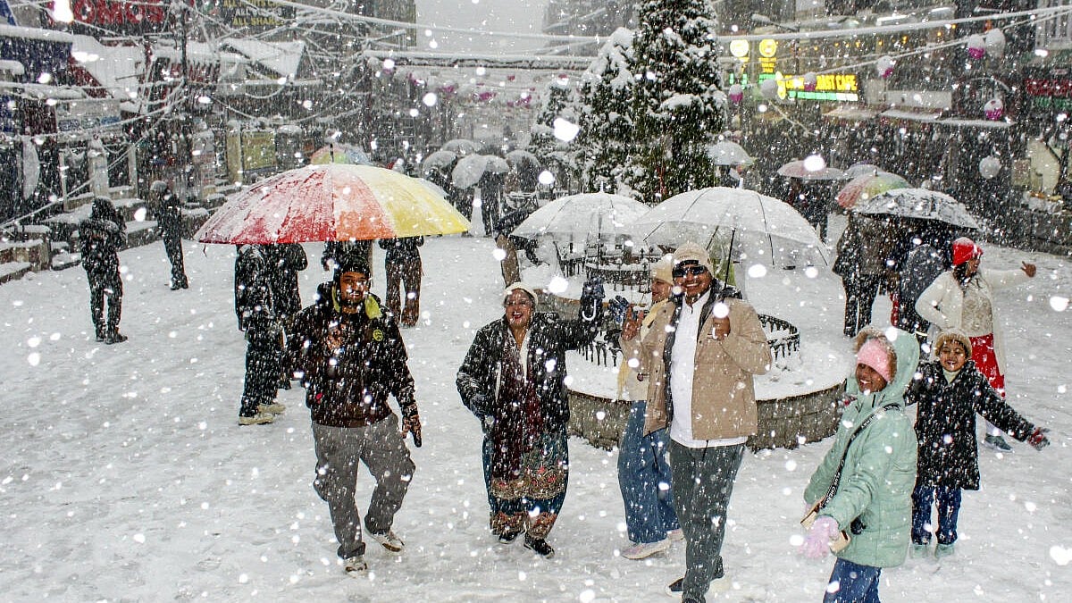 PHOTOS | ಮನಾಲಿಯಲ್ಲಿ ಋತುವಿನ ಮೊದಲ ‘ಹಿಮ’ ಪುಳಕ