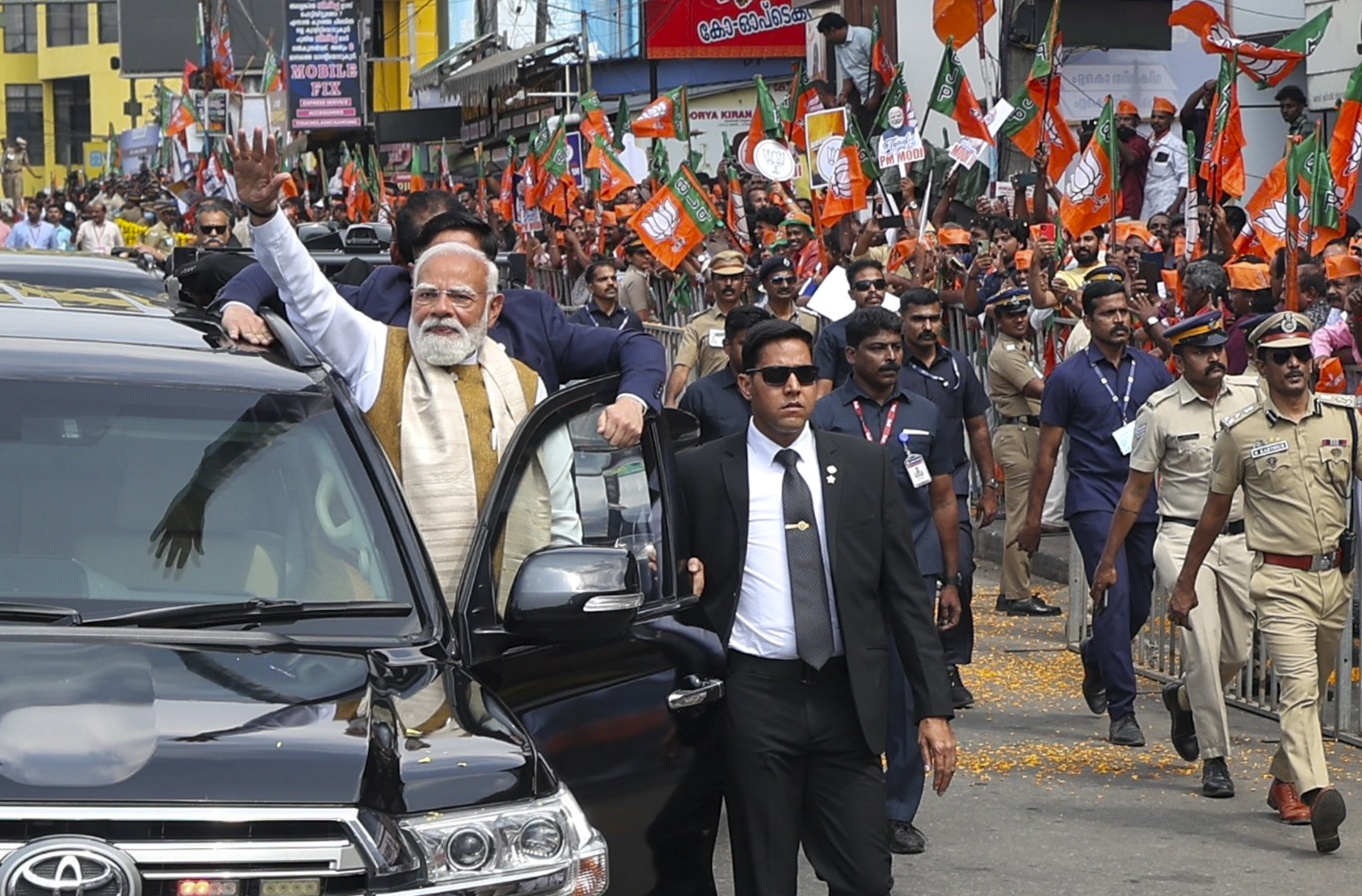 ತಿರುವನಂತಪುರದಲ್ಲಿ ಶುಕ್ರವಾರ ನಡೆದ ರೋಡ್‌ಶೋನಲ್ಲಿ ಪ್ರಧಾನಿ ನರೇಂದ್ರ ಮೋದಿ ಅವರು ಜನರತ್ತ ಕೈಬೀಸಿದರು  ಪಿಟಿಐ ಚಿತ್ರ 