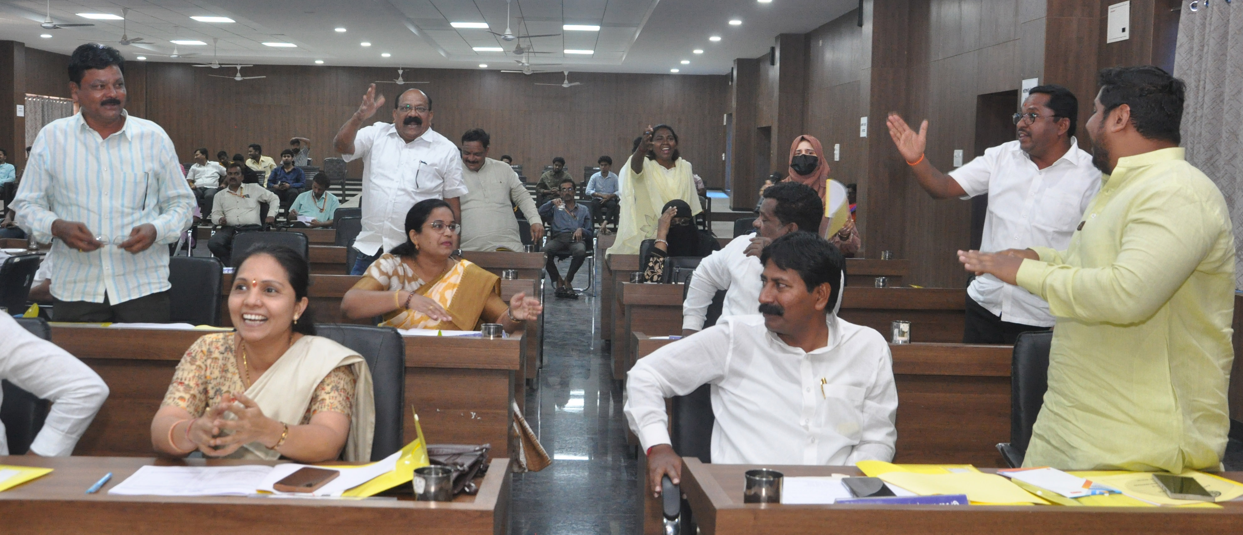 ವಿಜಯಪುರ ಮಹಾನಗರ ಪಾಲಿಕೆಯ 2026–27ನೇ ಸಾಲಿನ ಬಜೆಟ್‌  ಚರ್ಚೆಯಲ್ಲಿ ಪಾಲ್ಗೊಂಡಿದ್ದ ಕಾಂಗ್ರೆಸ್‌ ಬಿಜೆಪಿ ಸದಸ್ಯರು 