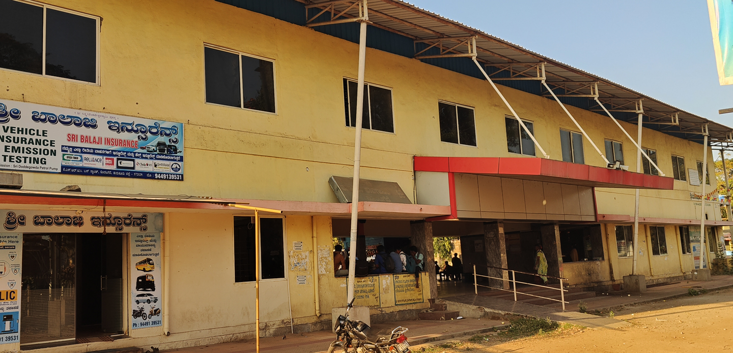 ನಾಮಫಲಕ ಇಲ್ಲದ ಕೊರಟಗೆರೆ ಸರ್ಕಾರಿ ಬಸ್ ನಿಲ್ದಾಣ