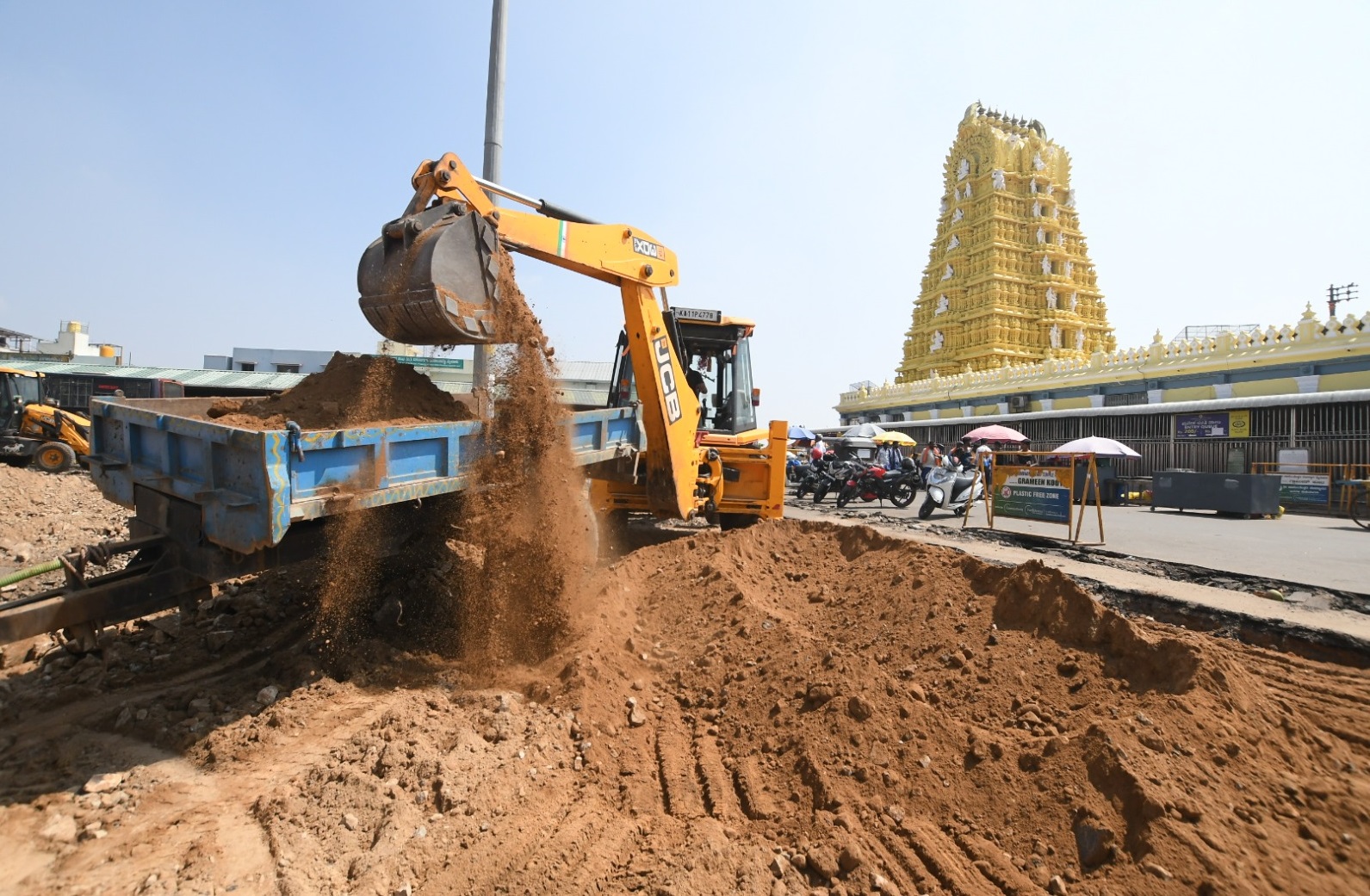 ಚಾಮುಂಡೇಶ್ವರಿ ದೇವಸ್ಥಾನದ ಬಳಿ ‘ಕಲ್ಲಿನ ಕ್ಯೂ ಮಂಟಪ’ ನಿರ್ಮಾಣಕ್ಕಾಗಿ ಕಾಮಗಾರಿ ನಡೆದಿರುವುದು